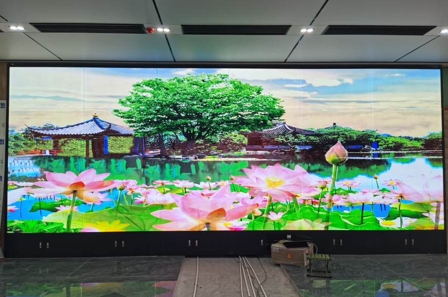 24臺(tái)55寸無縫拼接屏